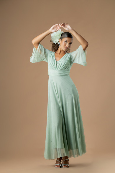 Μακρύ βεραμάν τούλινο φόρεμα με ντεκολτέ , καμπάνα μανίκι και glitter