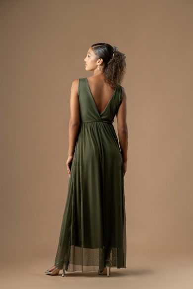 Μακρύ φόρεμα τούλινο λαδί με χιαστί ντεκολτέ και εντυπωσιακή πλάτη