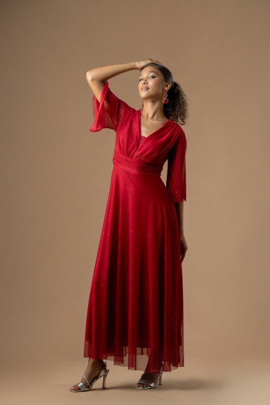 Μακρύ κόκκινο τούλινο φόρεμα με ντεκολτέ , καμπάνα μανίκι και glitter