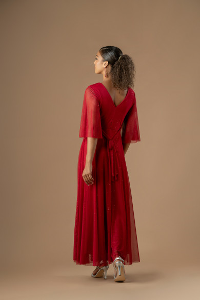 Μακρύ κόκκινο τούλινο φόρεμα με ντεκολτέ , καμπάνα μανίκι και glitter