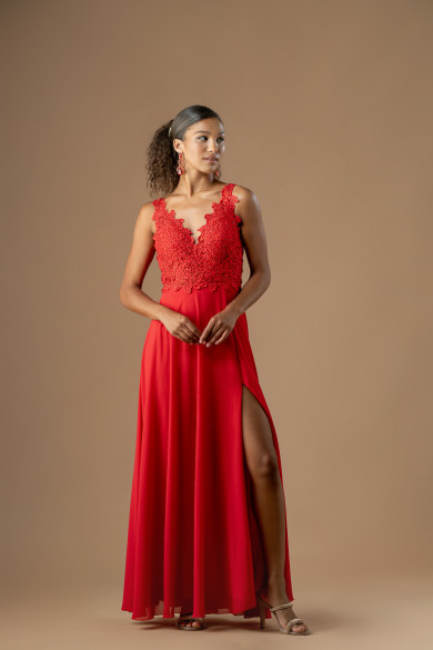 Μακρύ κόκκινο φόρεμα με δαντελένιο μπούστο από μοτίφ