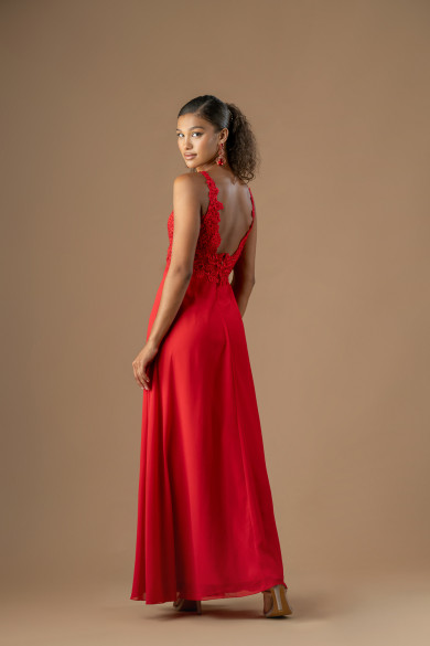 Μακρύ κόκκινο φόρεμα με δαντελένιο μπούστο από μοτίφ