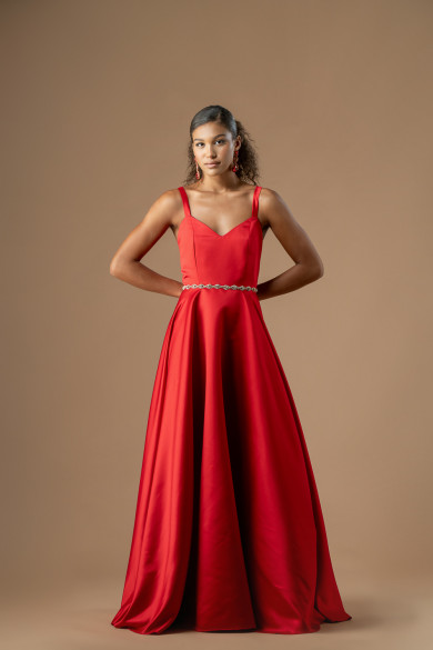 Μακρύ κόκκινο σατέν φόρεμα με εντυπωσιακή φούστα και χιαστί τιράντες
