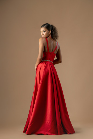 Μακρύ κόκκινο σατέν φόρεμα με εντυπωσιακή φούστα και χιαστί τιράντες