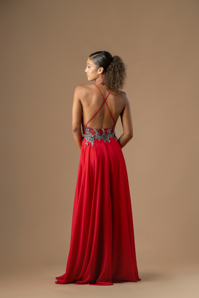 Μακρύ κόκκινο φόρεμα με διαφάνεια και ασημένια λουλούδια