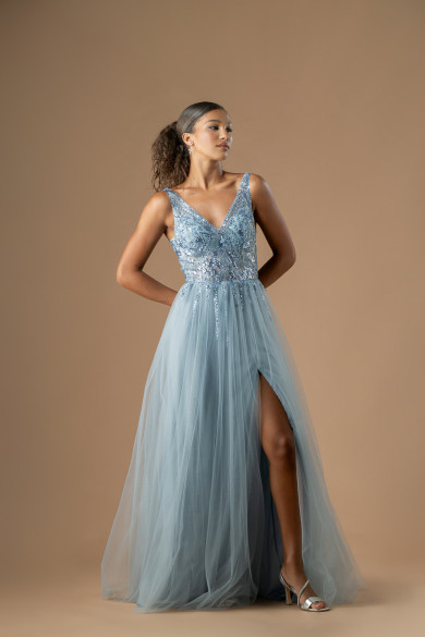 Μακρύ παστ΄έλ γαλάζιο φόρεμα από τούλι με κεντημένες χάντρες και ανοιχτή πλάτη