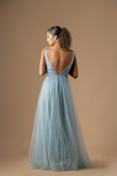 Μακρύ παστ΄έλ γαλάζιο φόρεμα από τούλι με κεντημένες χάντρες και ανοιχτή πλάτη