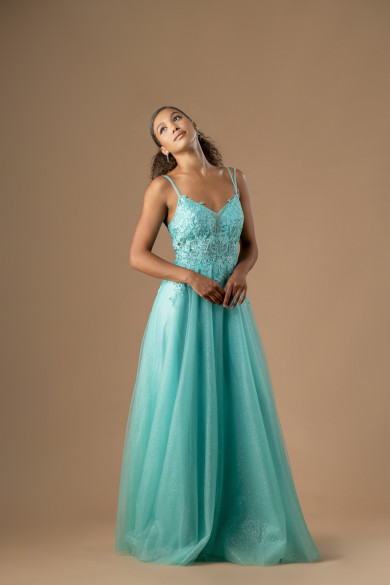 Μακρύ βεραμάν φόρεμα με δαντέλα στο μπούστο και αέρινη τούλινη φούστα