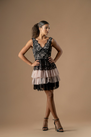 Κοντό μαύρο φόρεμα με δαντέλα και nude βολάν