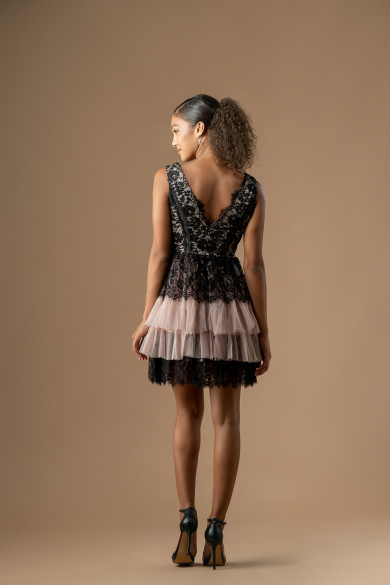 Κοντό μαύρο φόρεμα με δαντέλα και nude βολάν Κοντό μαύρο φόρεμα με δαντέλα και nude βολάν