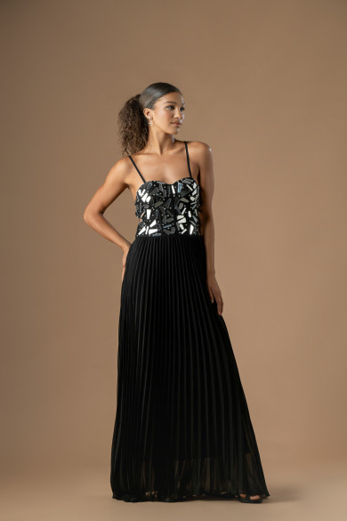 Μακρύ μαύρο φόρεμα με μπούστο διακοσμημένο με καθρέφτες και πλισέ φούστα