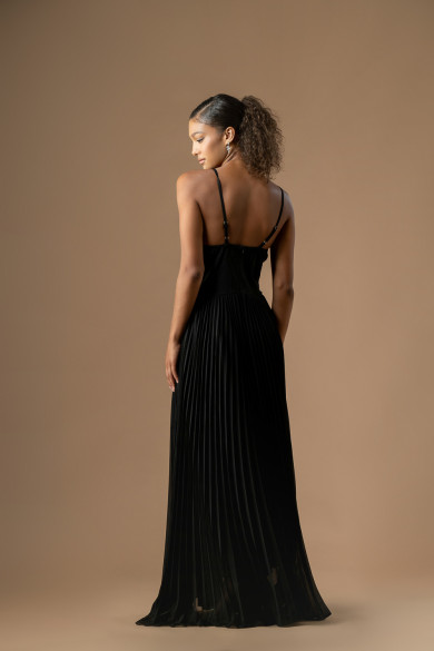 Μακρύ μαύρο φόρεμα με μπούστο διακοσμημένο με καθρέφτες και πλισέ φούστα