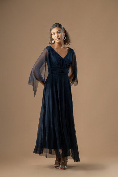 Μακρύ μπλε σκούρο φόρεμα με ντεκολτέ, τούλινο και καμπάνα μανίκι