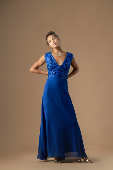 Μακρύ μπλε ηλεκτρίκ φόρεμα με δαντελένιο μπούστο και αέρινη κλος φούστα από μουσελίνα