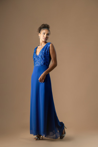 Μακρύ μπλε ηλεκτρίκ φόρεμα με δαντελένιο μπούστο και αέρινη κλος φούστα από μουσελίνα