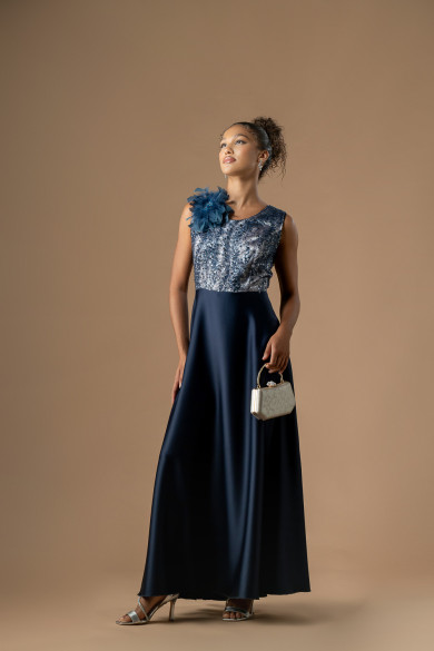 Μακρύ μπλε φόρεμα με σατέν κλος φούστα και δαντελένιο μπούστο με nude φόδρα