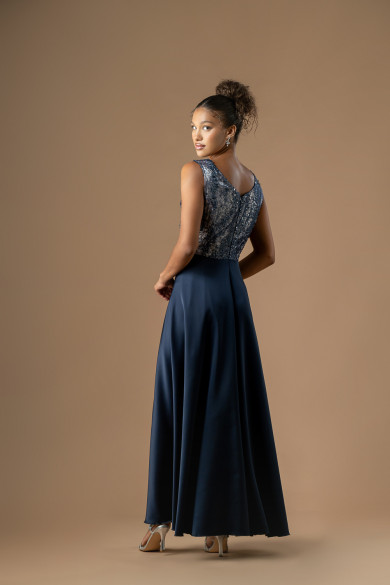 Μακρύ μπλε φόρεμα με σατέν κλος φούστα και δαντελένιο μπούστο με nude φόδρα