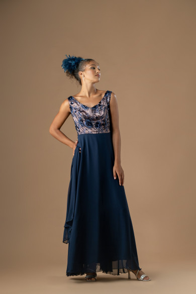 Μακρύ μπλε σκούρο φόρεμα με δαντελένιο μπούστο και nude εσωτερικά 