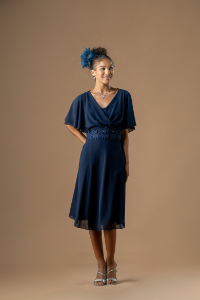 Κοντό μπλε σκούρο φόρεμα με μπολερό και μοτίφ στην μέση 