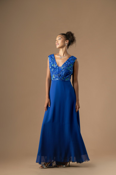 Μακρύ μπλε ηλεκτρίκ φόρεμα με πλούσιο κέντημα και μουσελίνα