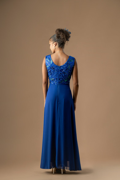 Μακρύ μπλε ηλεκτρίκ φόρεμα με πλούσιο κέντημα και μουσελίνα