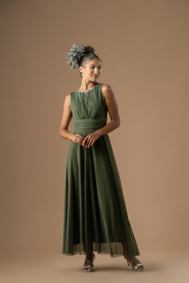 Μακρύ λαδί φόρεμα από τούλι με χαμόγελο λαιμόκοψη και δέσιμο στη μέση