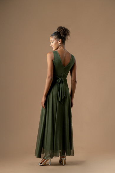 Μακρύ λαδί φόρεμα από τούλι με χαμόγελο λαιμόκοψη και δέσιμο στη μέση