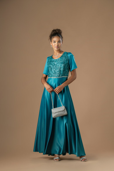 Μακρύ σατέν πετρόλ φόρεμα με δαντελένιο μπούστο και διακριτική ζώνη