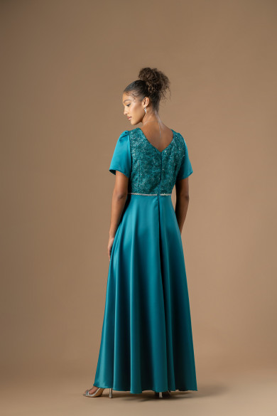 Μακρύ σατέν πετρόλ φόρεμα με δαντελένιο μπούστο και διακριτική ζώνη