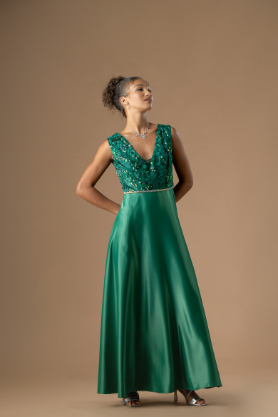 Μακρύ πράσινο φόρεμα με σατέν φούστα και ιδιαίτερη δαντέλα με παγέτες στο μπούστο