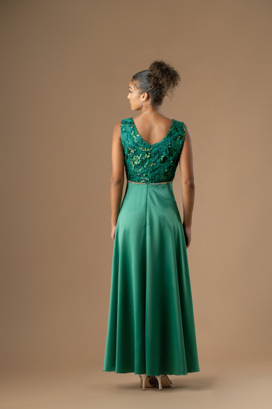 Μακρύ πράσινο φόρεμα με σατέν φούστα και ιδιαίτερη δαντέλα με παγέτες στο μπούστο