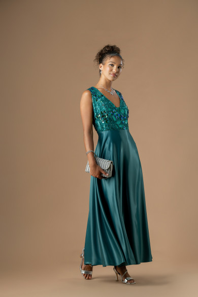 Μακρύ κυπαρισσί φόρεμα με V ντεκολτέ , εντυπωσιακή δαντέλα και σατέν φούστα