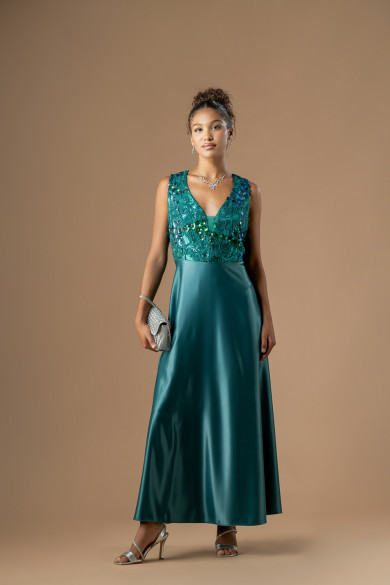 Μακρύ κυπαρισσί φόρεμα με V ντεκολτέ , εντυπωσιακή δαντέλα και σατέν φούστα