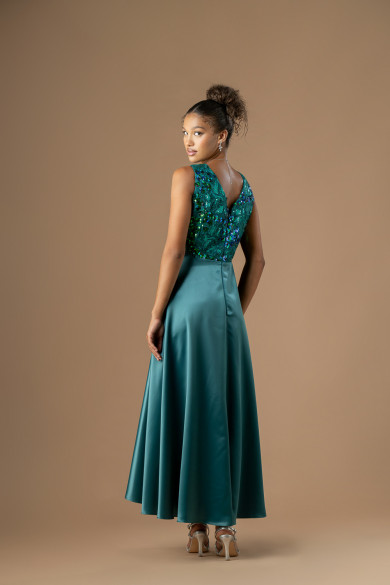 Μακρύ κυπαρισσί φόρεμα με στρογγυλή λαιμοκόψη, σατέν φούστα και δαντελένιο μπούστο