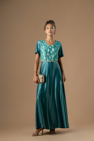 Μακρύ πράσινο φόρεμα με μπεζ φόδρα στο μπούστο και κλος σατέν φούστα