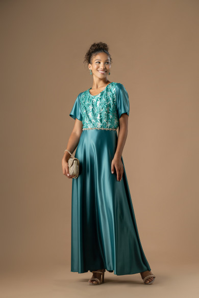 Μακρύ πράσινο φόρεμα με μπεζ φόδρα στο μπούστο και κλος σατέν φούστα