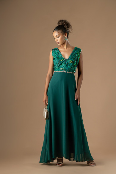 Μακρύ πράσινο φόρεμα με V ντεκολτέ, παγέτες και μουσελίνα