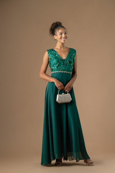Μακρύ πράσινο φόρεμα με V ντεκολτέ, παγέτες και μουσελίνα