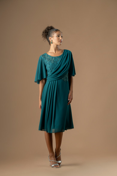 Μίντι κυπαρισσί φόρεμα από μουσελίνα με ασύμμετρο ντραπέ σχέδιο