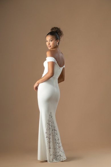 Νυφικό γοργονέ σε λευκό με ελαστικό ύφασμα και ουρά από δαντέλα