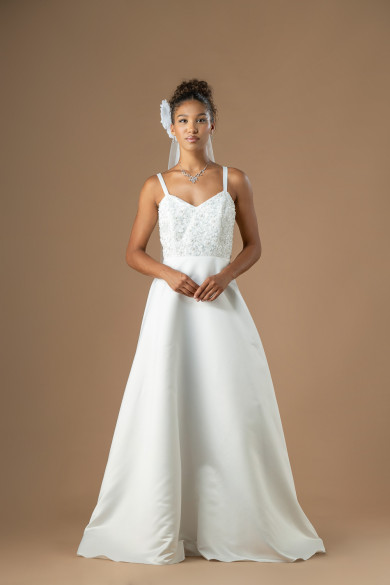 Νυφικό φόρεμα από σατέν με φαρδιά φούστα και δαντελένιο μπούστο