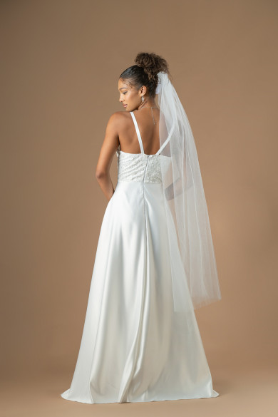 Νυφικό φόρεμα από σατέν με φαρδιά φούστα και δαντελένιο μπούστο