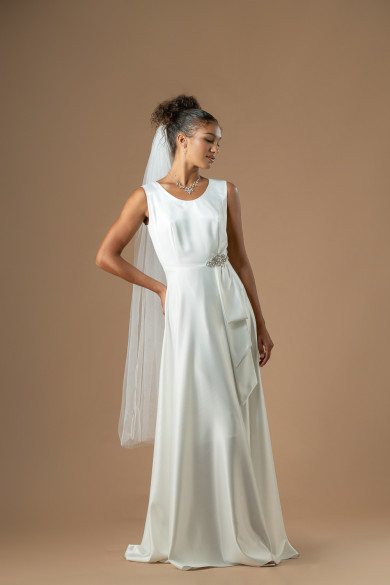 Μακρύ σατέν νυφικό με αέρινη κλος φούστα και διακριτική λάμψη στη μέση