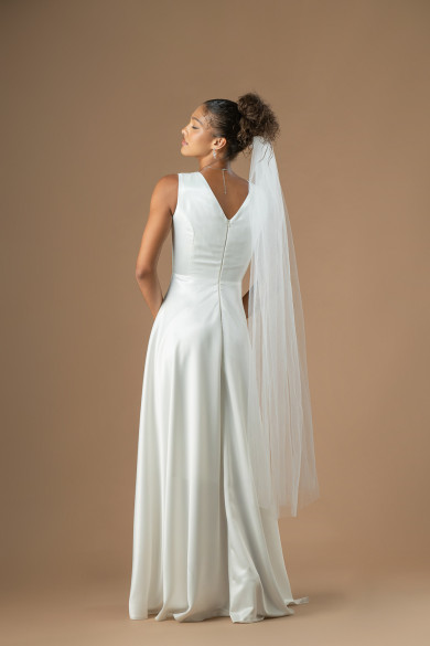 Μακρύ σατέν νυφικό με αέρινη κλος φούστα και διακριτική λάμψη στη μέση