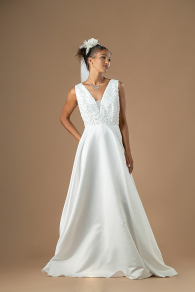 Νυφικό με μπούστο από δαντέλα, φαρδιές τιράντες και σατέν φούστα