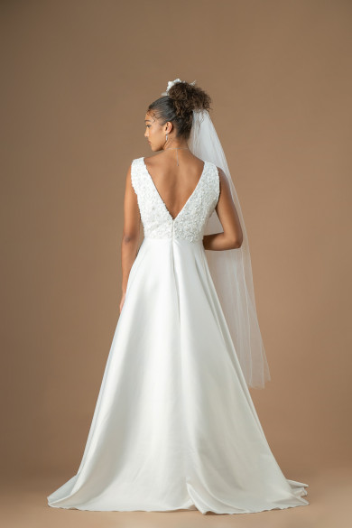 Νυφικό με μπούστο από δαντέλα, φαρδιές τιράντες και σατέν φούστα