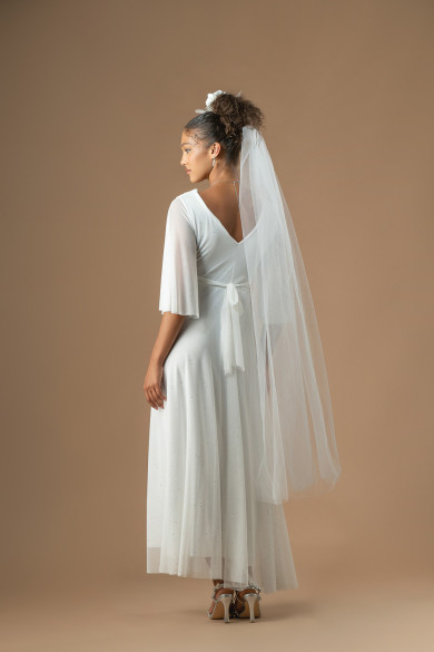 Μακρύ νυφικό από τούλι με κλος μανίκια και διακριτικό glitter