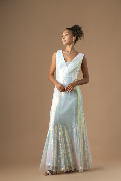 Μακρύ νυφικό γοργονέ με ιριδίζουσες παγιέτες και V λαιμόκοψη