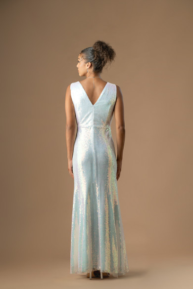 Μακρύ νυφικό γοργονέ με ιριδίζουσες παγιέτες και V λαιμόκοψη
