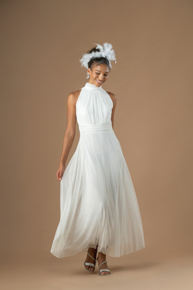 Μακρύ νυφικό από τούλι με κλειστό λαιμό και απαλό glitter